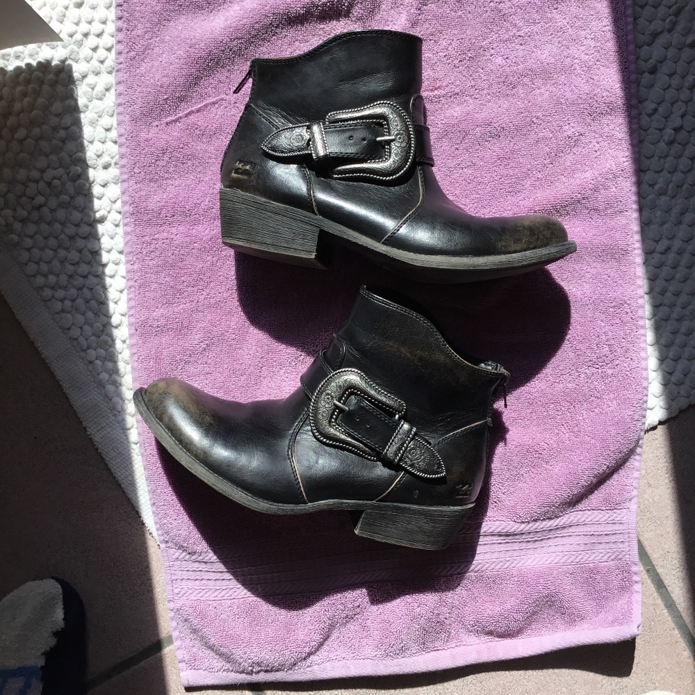 Billabong distressed look short boots